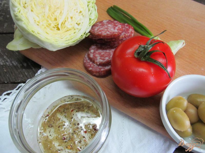 Фото приготовление рецепта: Закуска из молодой капусты и салями шаг №2