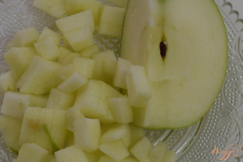 Фото приготовление рецепта: Куриный салат с яблоком шаг №2