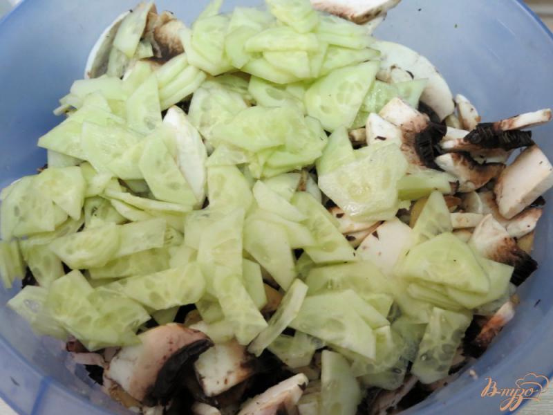 Фото приготовление рецепта: Картофельный салат с шампиньонами и огурцами шаг №4