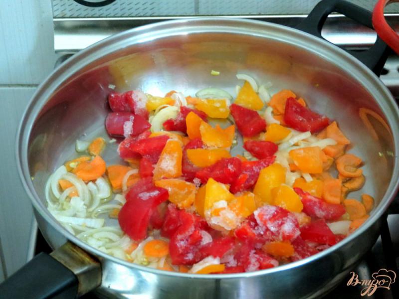 Фото приготовление рецепта: Рагу с фрикадельками в сметанном соусе шаг №11