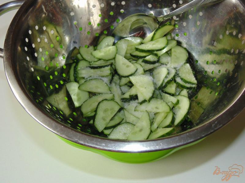 Фото приготовление рецепта: Салат из огурца с медовой заправкой шаг №2