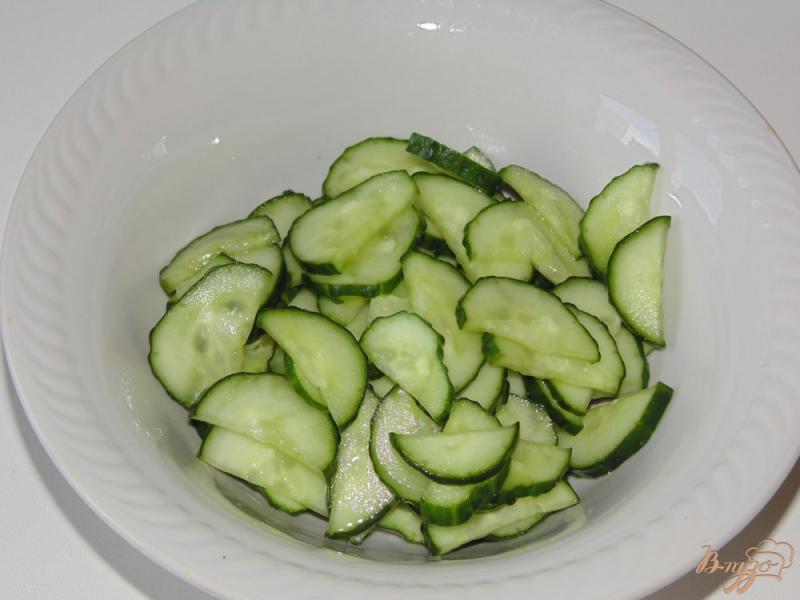 Фото приготовление рецепта: Салат из огурца с медовой заправкой шаг №4