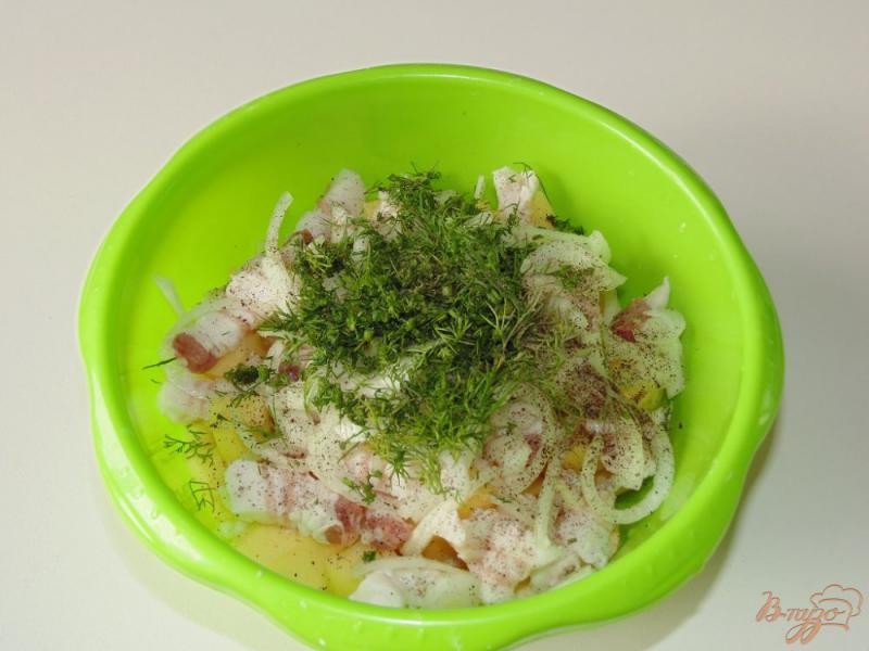 Фото приготовление рецепта: Картофель с салом и луком в рукаве шаг №3