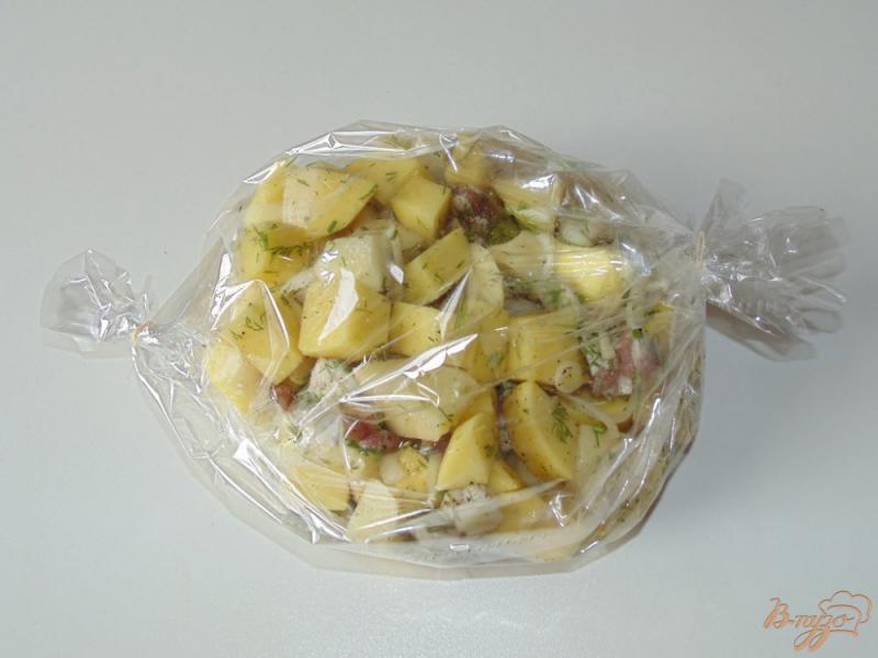 Фото приготовление рецепта: Картофель с салом и луком в рукаве шаг №4