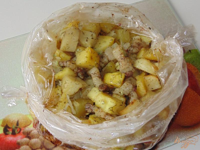 Фото приготовление рецепта: Картофель с салом и луком в рукаве шаг №5