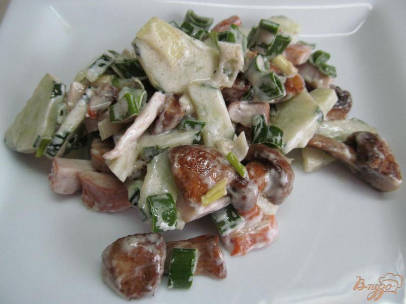 Фото приготовление рецепта: Салат с копченой курицей и огурцом шаг №4