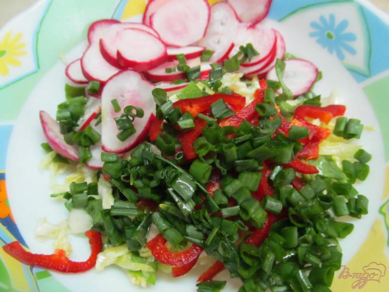 Фото приготовление рецепта: Салат из крапивы с редисом и щавелем шаг №4
