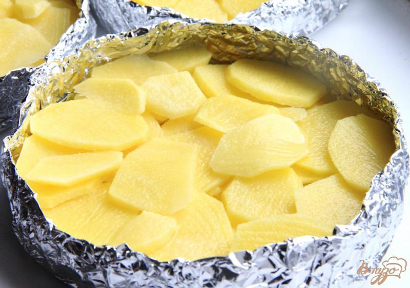 Фото приготовление рецепта: Филе тилапии, запеченное с картофелем шаг №8