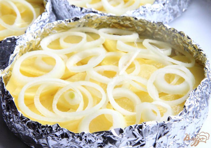 Фото приготовление рецепта: Филе тилапии, запеченное с картофелем шаг №9