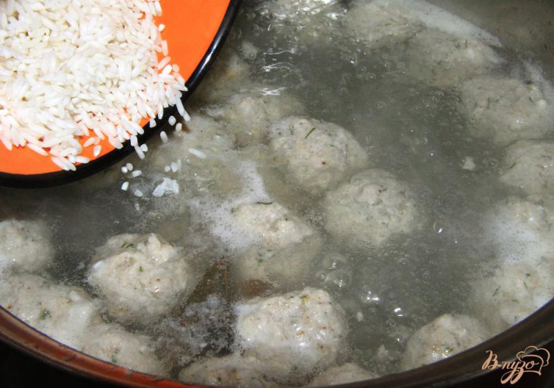 Фото приготовление рецепта: Суп с рисом и фрикадельками из свиного фарша шаг №5