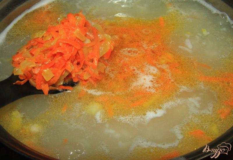 Фото приготовление рецепта: Суп с рисом и фрикадельками из свиного фарша шаг №7