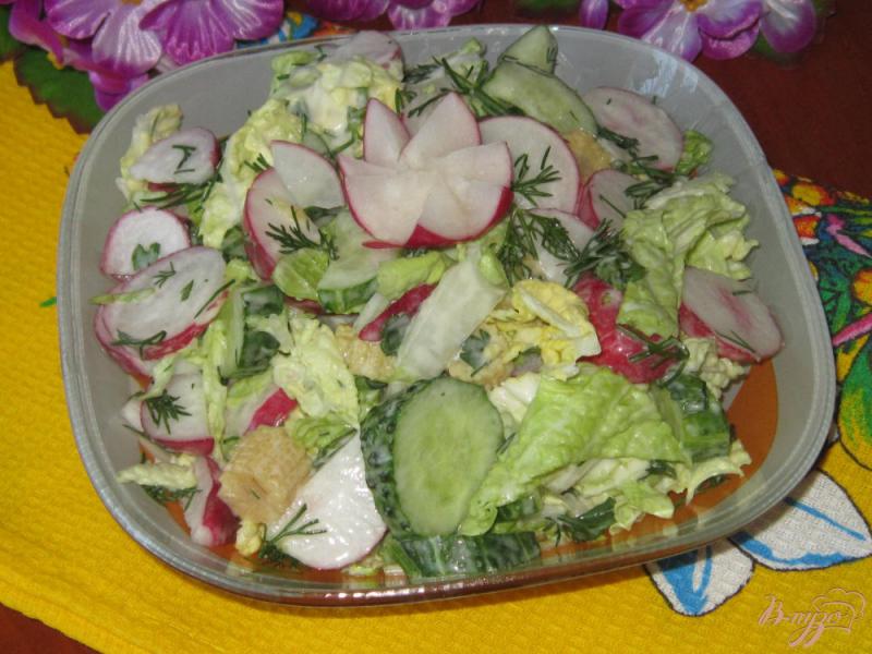 Фото приготовление рецепта: Салат с редисом и маринованными початками кукурузы шаг №8