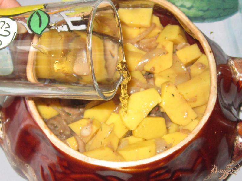 Фото приготовление рецепта: Грибы с картофелем в горшочке в остром соусе шаг №7
