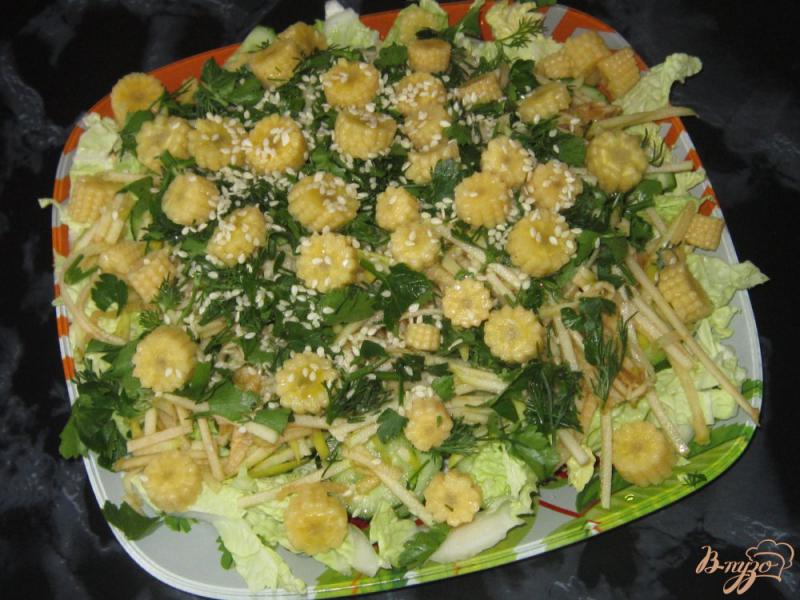 Фото приготовление рецепта: Салат «Зеленый» с маринованной кукурузой шаг №11
