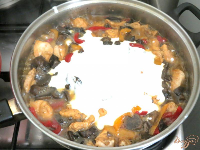 Фото приготовление рецепта: Куриное филе с лесными грибами в соусе шаг №6