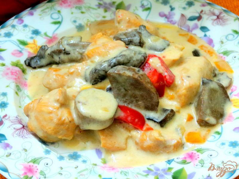 Фото приготовление рецепта: Куриное филе с лесными грибами в соусе шаг №7