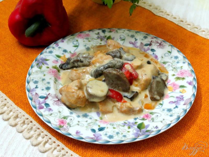 Фото приготовление рецепта: Куриное филе с лесными грибами в соусе шаг №8