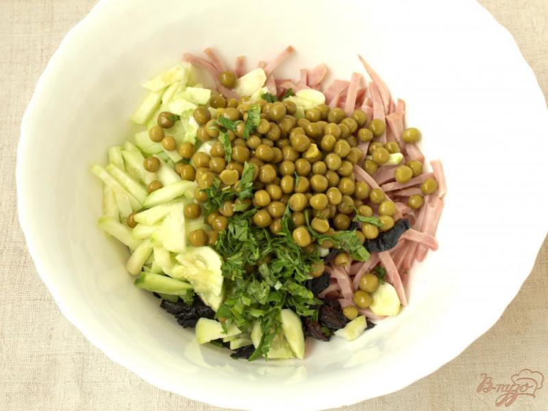 Фото приготовление рецепта: Салат с ветчиной, горошком и черносливом шаг №4