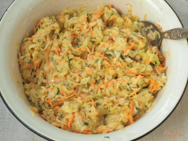 Фото приготовление рецепта: Оладьи из кабачков с морковью шаг №3