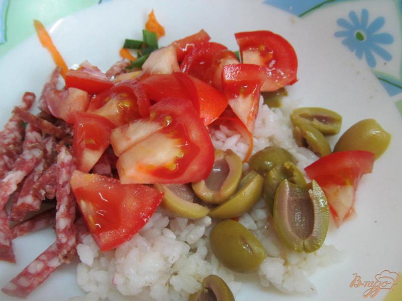 Фото приготовление рецепта: Салат из помидора с оливками и рисом шаг №3