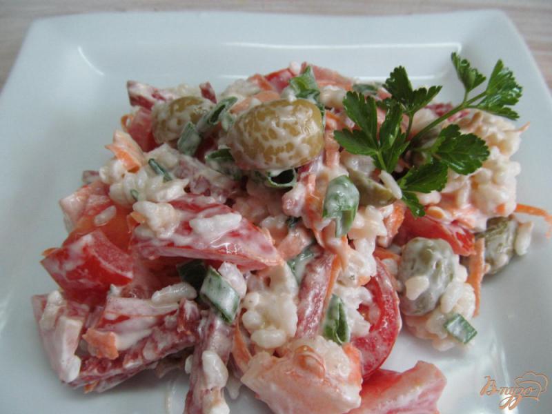 Фото приготовление рецепта: Салат из помидора с оливками и рисом шаг №4