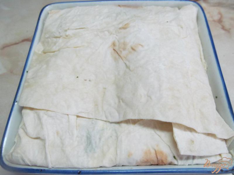 Фото приготовление рецепта: Пирог из лаваша с начинкой из мяса курицы и грибами шаг №9