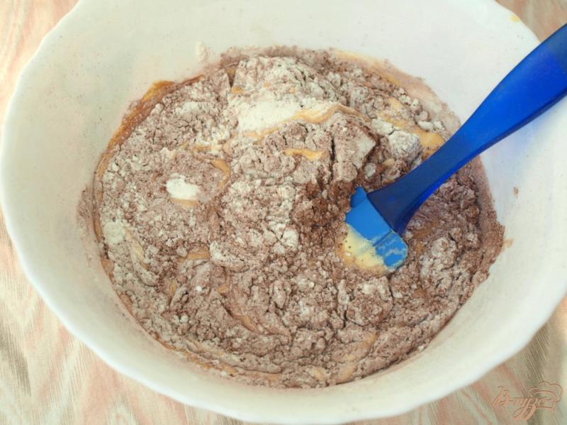 Фото приготовление рецепта: Бисквитный шоколадный кекс с ягодами шаг №2