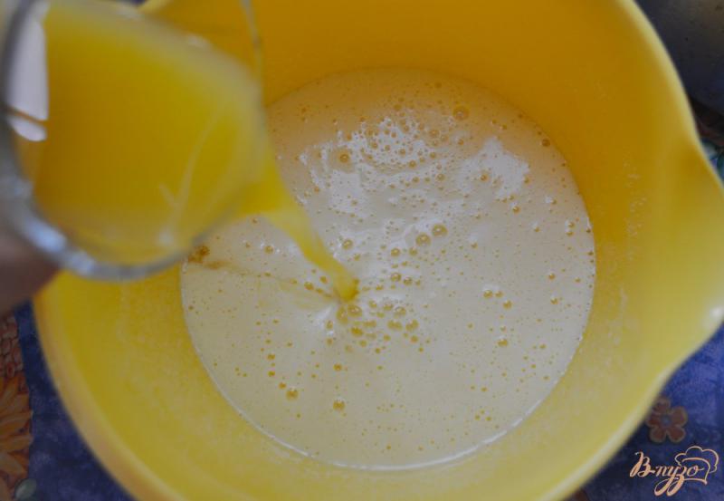 Фото приготовление рецепта: Кексы на апельсиновом соке шаг №2