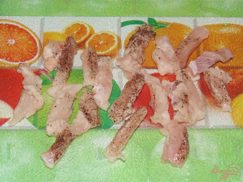 Фото приготовление рецепта: Салат с маринованным мясом птицы и стручковой фасолью шаг №1