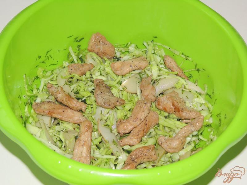 Фото приготовление рецепта: Салат с маринованным мясом птицы и стручковой фасолью шаг №8