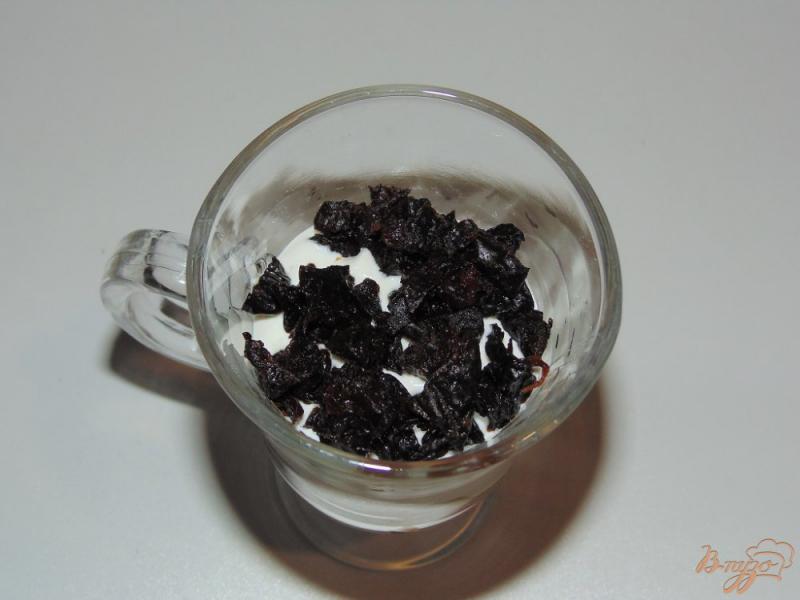 Фото приготовление рецепта: Творожный десерт с черносливом и шоколадным топпингом шаг №4