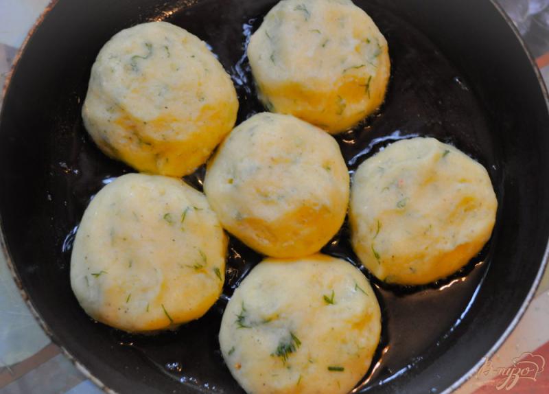 Фото приготовление рецепта: Картофельники с сыром и укропом шаг №5