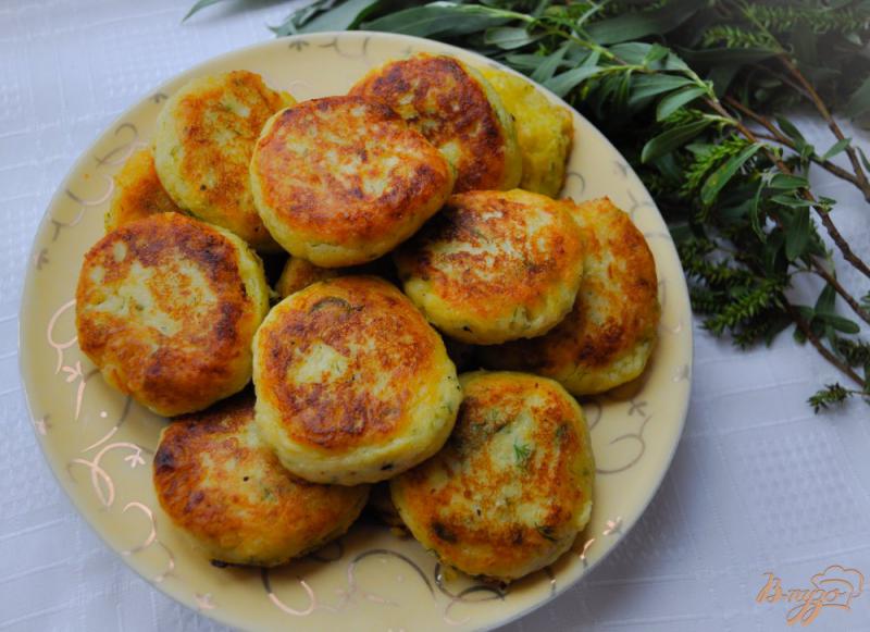 Фото приготовление рецепта: Картофельники с сыром и укропом шаг №6