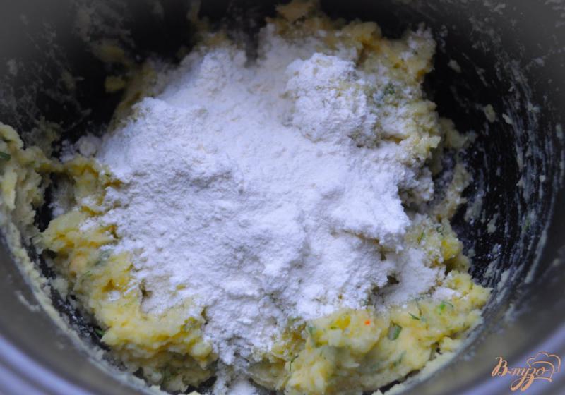 Фото приготовление рецепта: Картофельники с сыром и укропом шаг №3