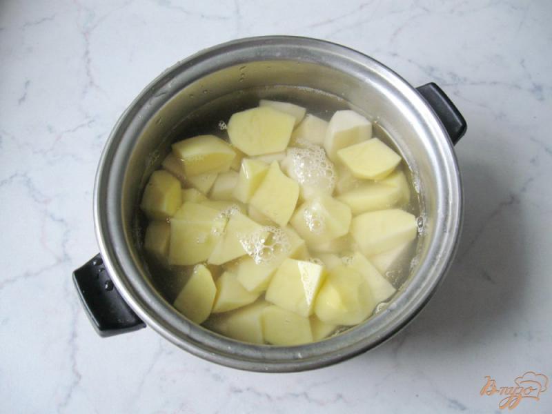 Фото приготовление рецепта: Картофельная запеканка с яичницей шаг №2