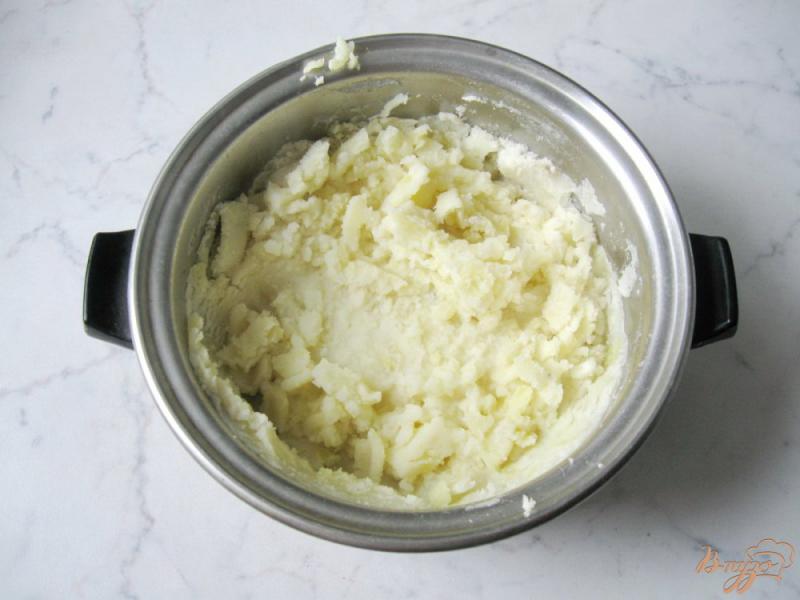 Фото приготовление рецепта: Картофельная запеканка с яичницей шаг №4