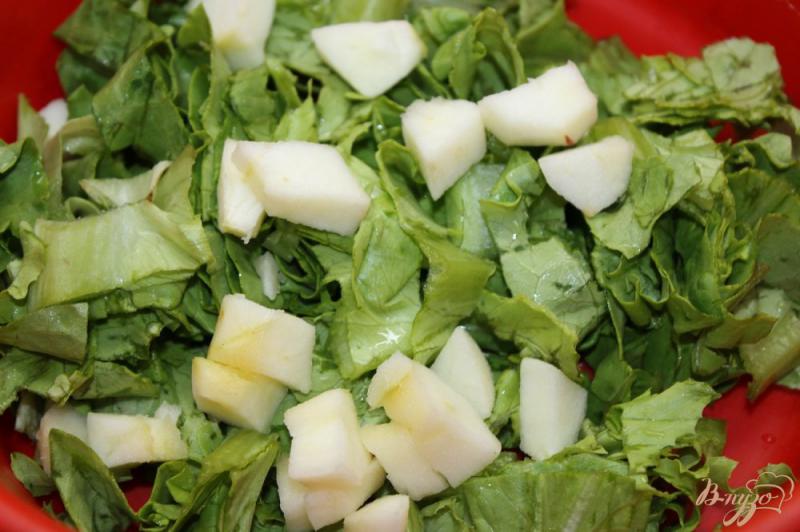 Фото приготовление рецепта: Салат с яблоком, лососем и крабовыми палочками шаг №3