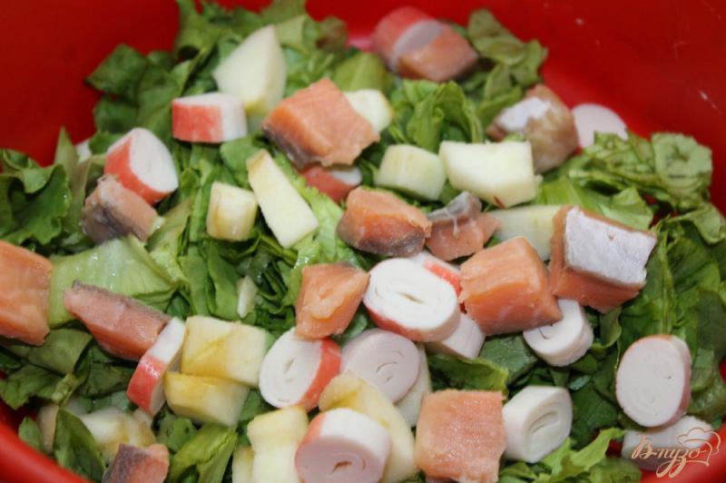 Фото приготовление рецепта: Салат с яблоком, лососем и крабовыми палочками шаг №5