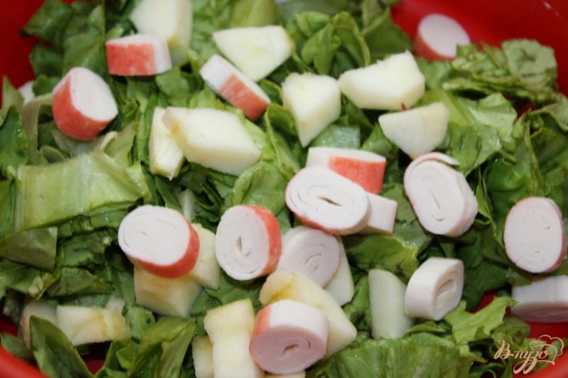 Фото приготовление рецепта: Салат с яблоком, лососем и крабовыми палочками шаг №4