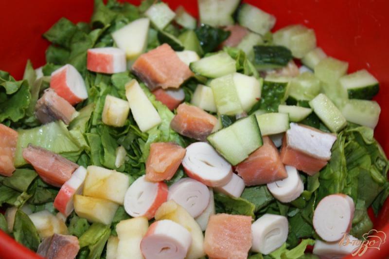 Фото приготовление рецепта: Салат с яблоком, лососем и крабовыми палочками шаг №6