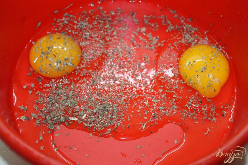 Фото приготовление рецепта: Омлет с базиликом, помидорами и пармезаном шаг №1