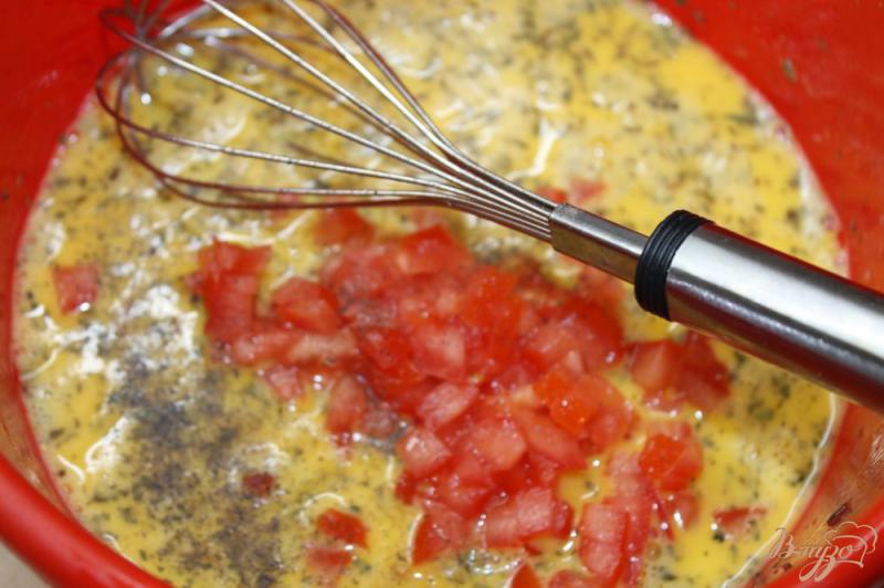 Фото приготовление рецепта: Омлет с базиликом, помидорами и пармезаном шаг №3