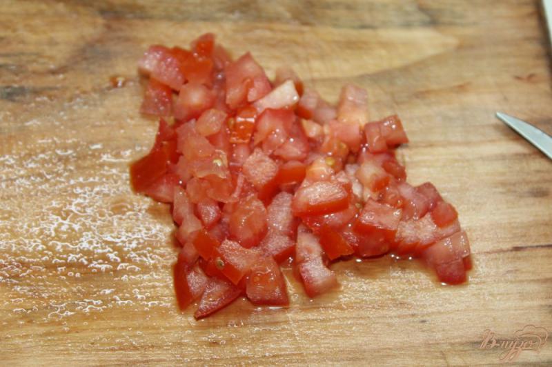 Фото приготовление рецепта: Омлет с базиликом, помидорами и пармезаном шаг №2