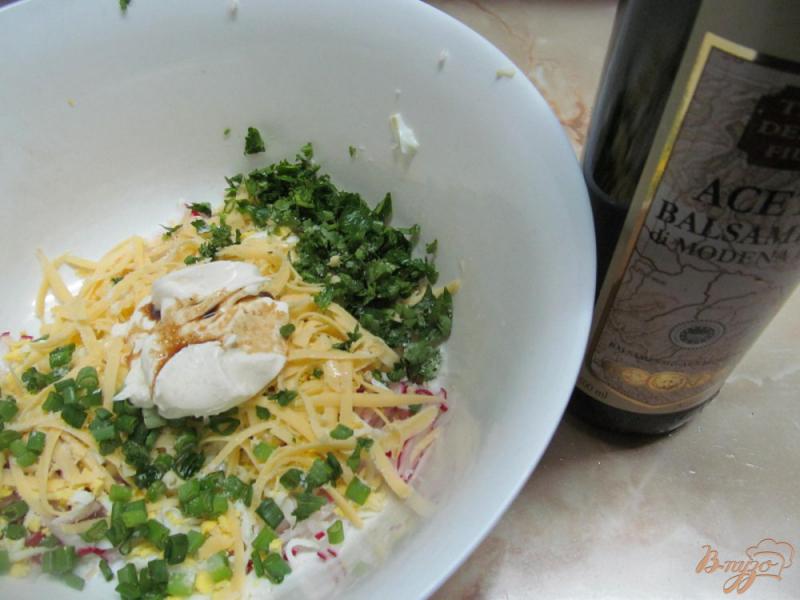 Фото приготовление рецепта: Салат из редиса с яйцом и сыром шаг №4