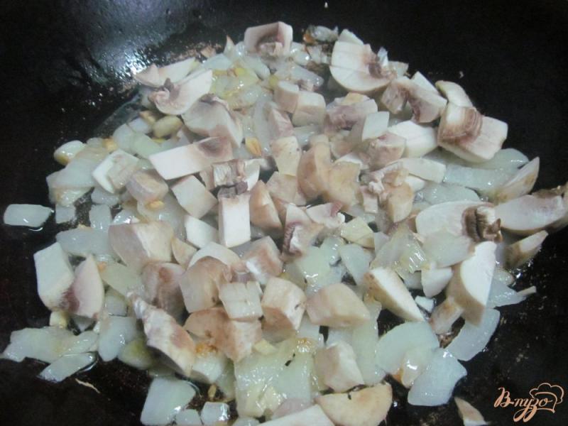 Фото приготовление рецепта: Куриные рулеты фаршированные грибами и щавелем шаг №3