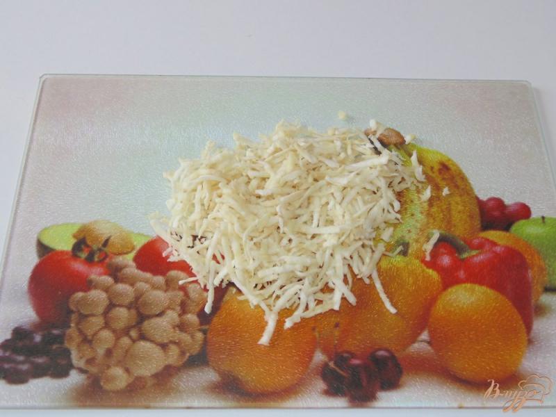 Фото приготовление рецепта: Салат с сельдереем корневым и свежим базиликом шаг №3