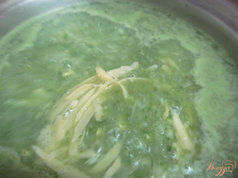 Фото приготовление рецепта: Суп из шпината с сыром шаг №6