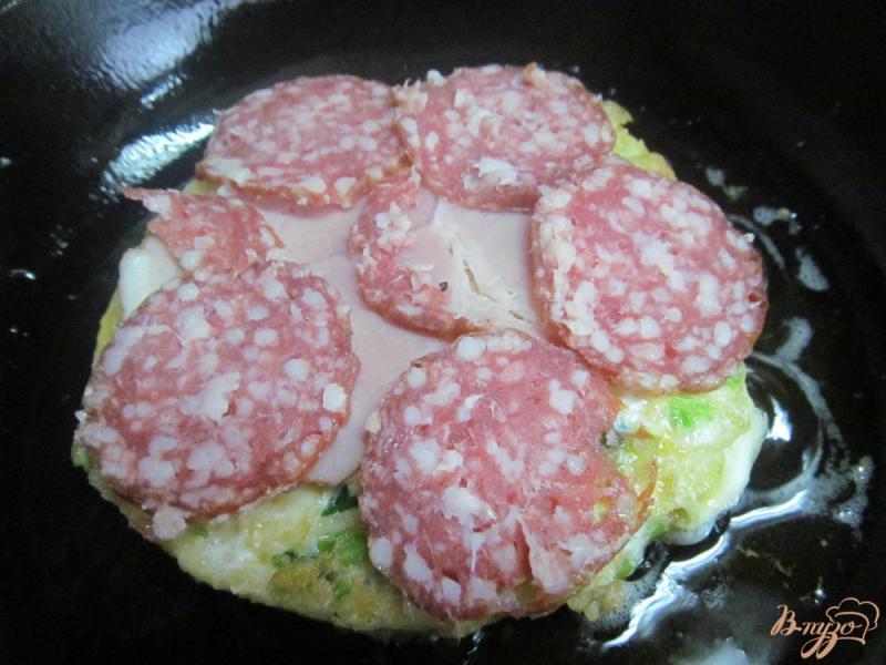 Фото приготовление рецепта: Бутерброд с бужениной помидором и сыром шаг №5