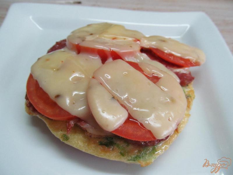 Фото приготовление рецепта: Бутерброд с бужениной помидором и сыром шаг №8