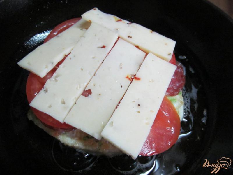 Фото приготовление рецепта: Бутерброд с бужениной помидором и сыром шаг №7